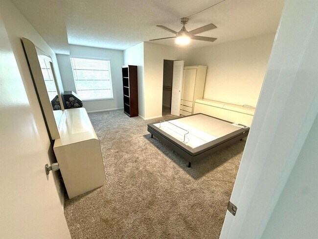 Foto del edificio - 14307 Bedford Dr