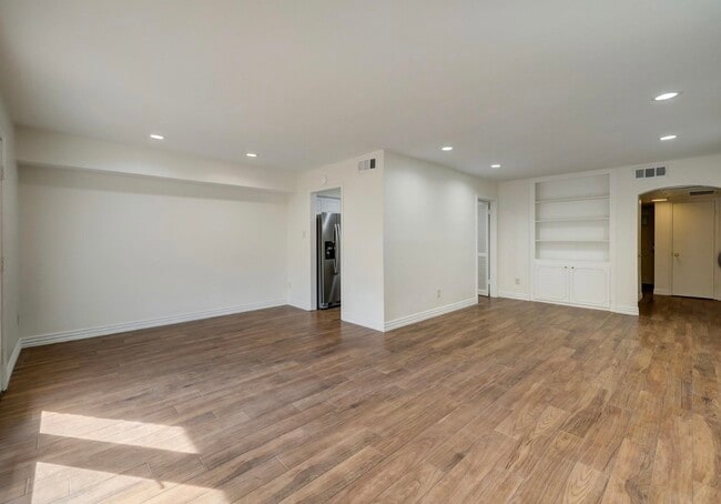 Building Photo - 482 N Post Oak Ln