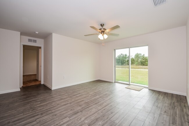 Building Photo - 879 Youngreen Dr