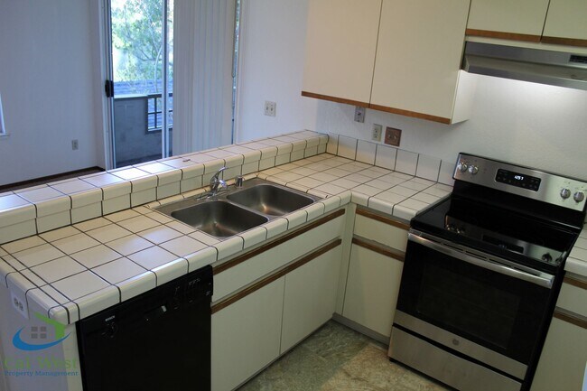 Foto del edificio - $2,595 - Upstairs 2 Bedroom/1 Bath Condo