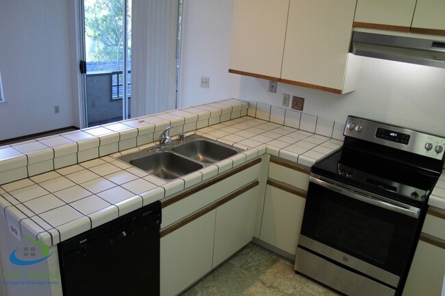 Building Photo - $2,595 - Upstairs 2 Bedroom/1 Bath Condo