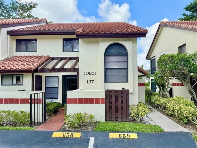Building Photo - 10851 Palm Lake Ave