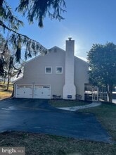 Building Photo - 1104 Dunvegan Rd