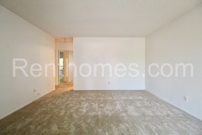 Foto del edificio - Mira Mesa, 10805 Camino Ruiz #46, Upper Un...