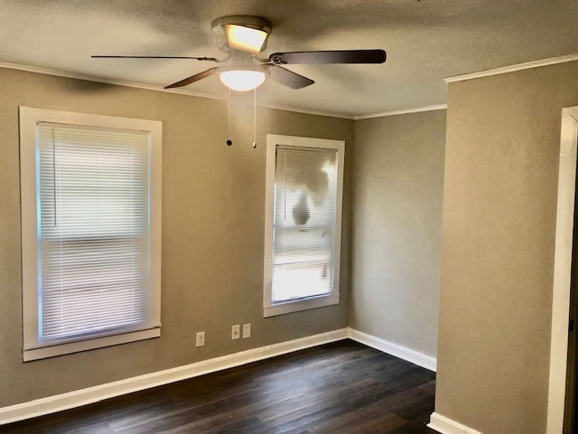 Building Photo - $400 OFF MOVE IN SPECIAL-CUTE SOUTH BOSSIER HOME-FRESH PAINT-NEW FLOORS-CLEAN