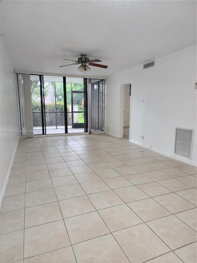 Foto del edificio - 8441 Forest Hills Dr