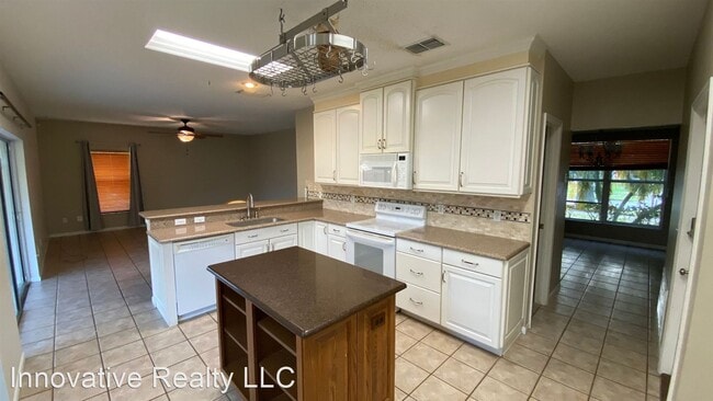 Building Photo - 4 br, 2.5 bath House - 327 Lytton Circle