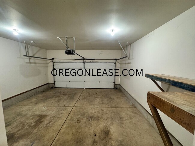 Foto del edificio - 3 bedroom North Eugene duplex home with full sized garage