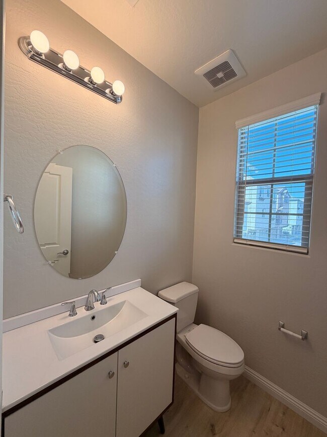Foto del edificio - Gilbert *Gated* Town Home *NEW* Custom Paint Two Primary Bedrooms & *NO* Carpet!