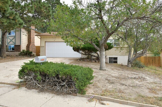 Building Photo - North Springs Ranch with 5 bedrooms 3 bath...