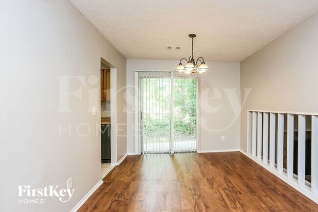 Foto del edificio - 6925 Smoke Ridge Dr