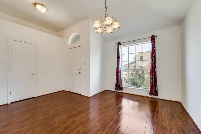 Building Photo - 1301 Maple Ridge Dr