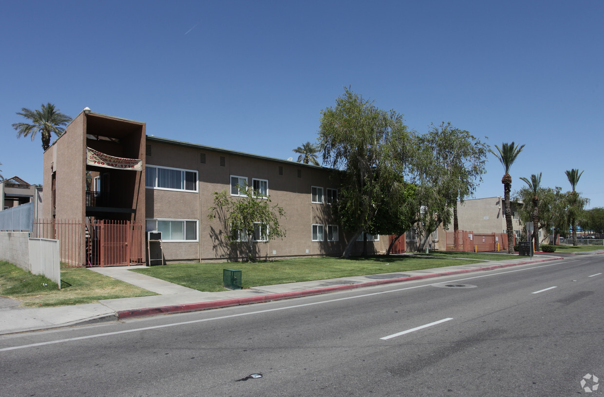 Foto del edificio - Desert Oasis Apartments