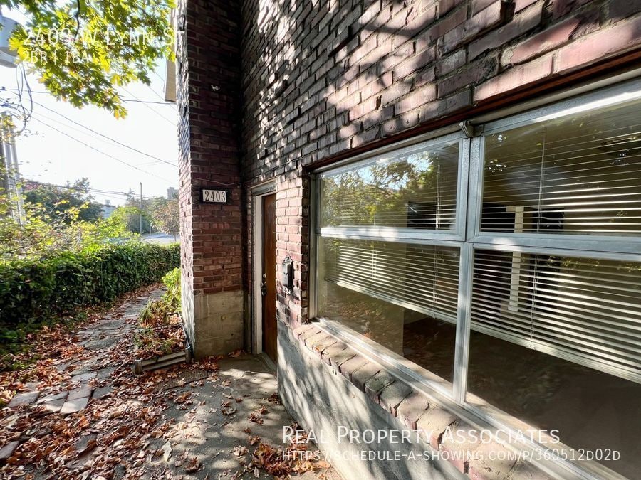Primary Photo - 2403 W Lynn St