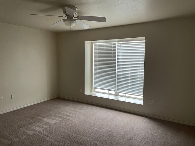 Building Photo - 2 story town house! 3 bed 2.5 bath