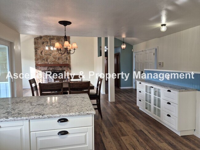 Foto del edificio - Need Space? This is the Place! Available NOW~Beautifully Updated 4Bed/3Bath Backs to Park Pets OK