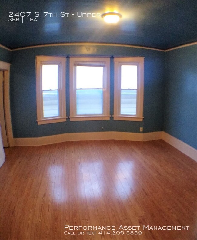 Building Photo - Breathtaking 3BR South Side Upper Unit
