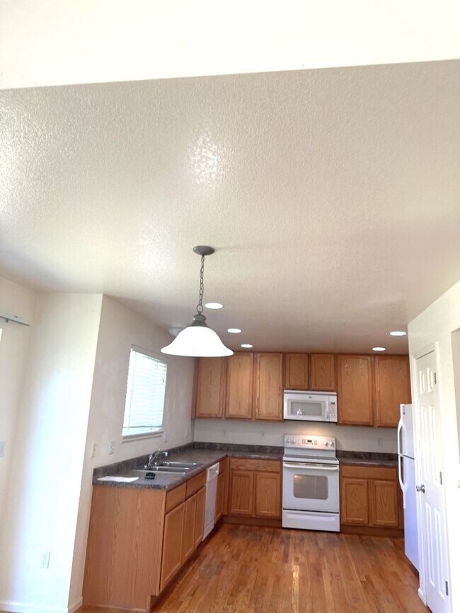 Building Photo - Beautiful Springs Ranch Home!