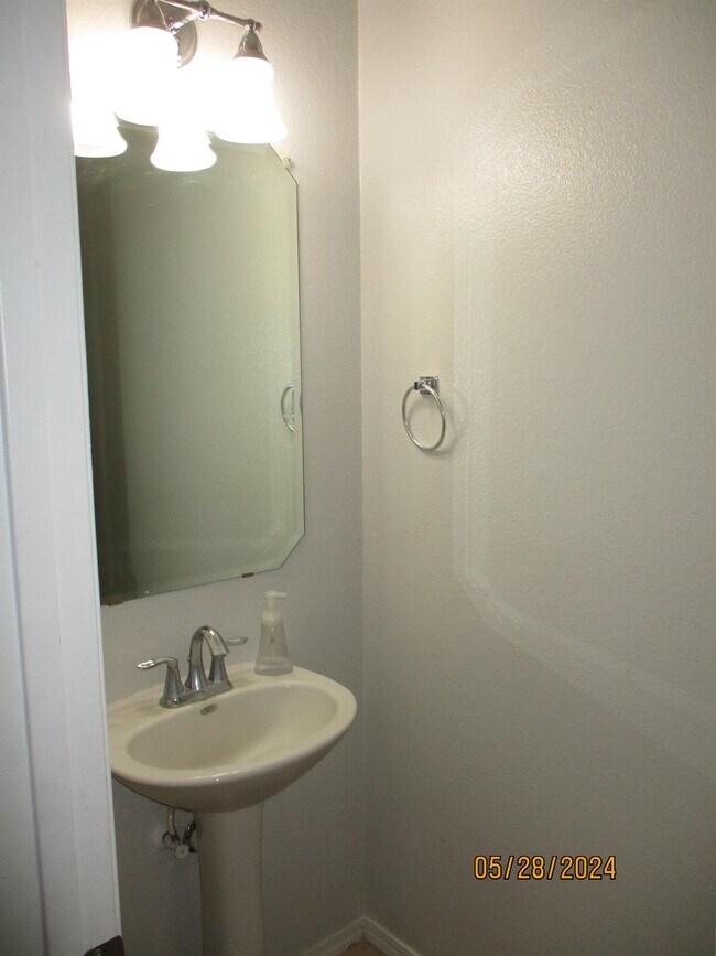 Building Photo - 2432 Violeta Cir SE
