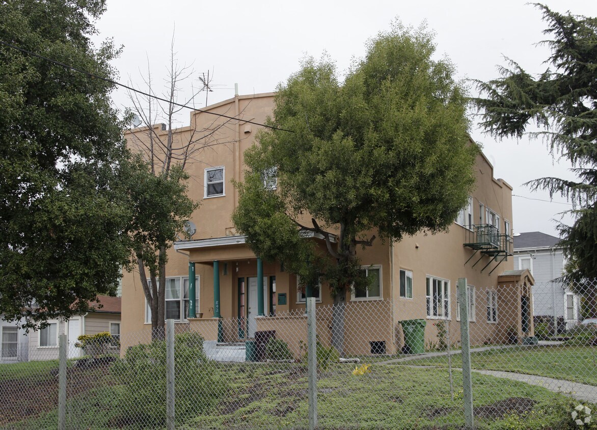 Building Photo - 842 E 23rd St