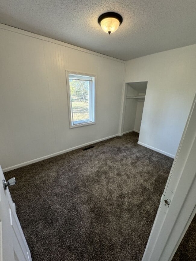 Building Photo - 3 Bedroom Home
