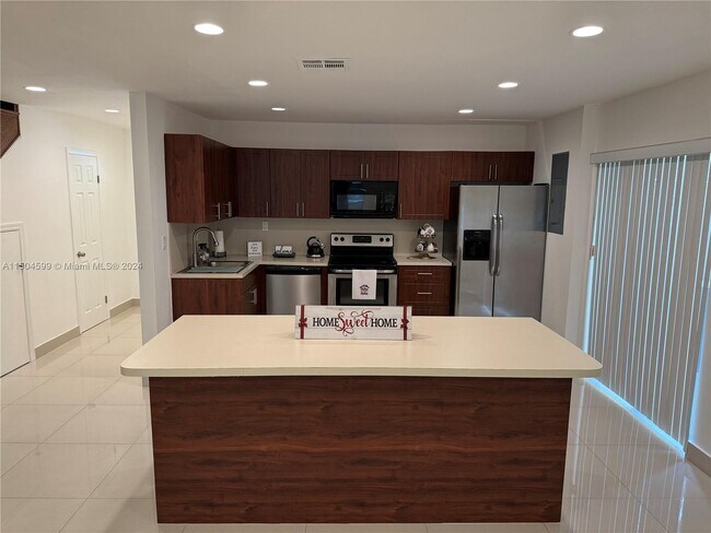 Building Photo - 3557 Estepona Ave