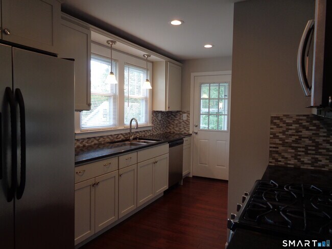 Foto del edificio - 15 Bradley Ave