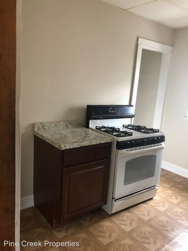 Building Photo - 3 br, 1 bath House - 3296 W. 90th St.