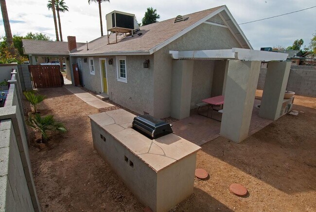 Isla para barbacoa, pérgola, adoquines - 60 W Lewis Ave