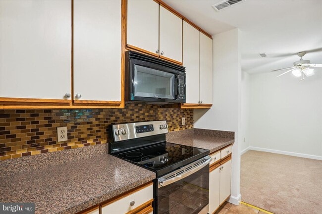 Building Photo - 3301 Sir Thomas Dr
