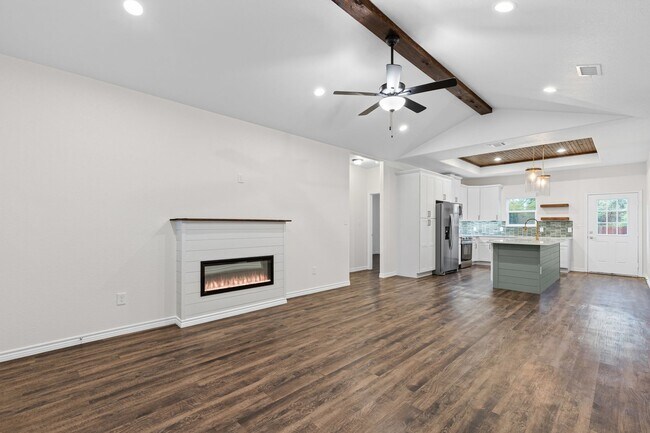 Building Photo - Gorgeous in Granbury