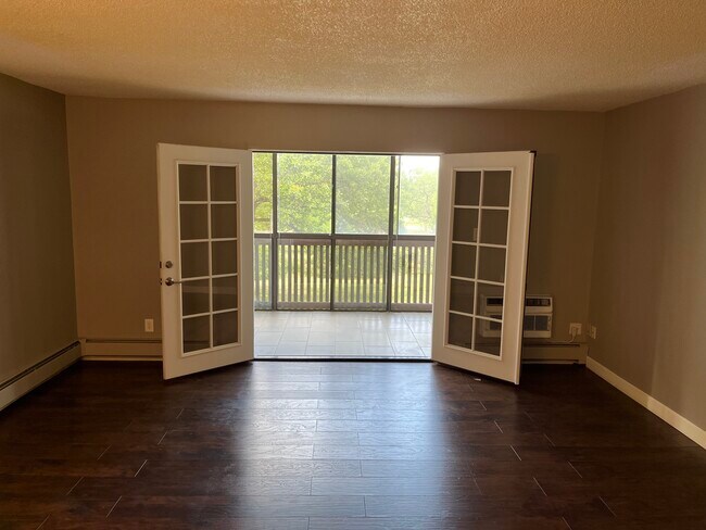 Puertas francesas que dan al lanai - 3450 S Poplar St