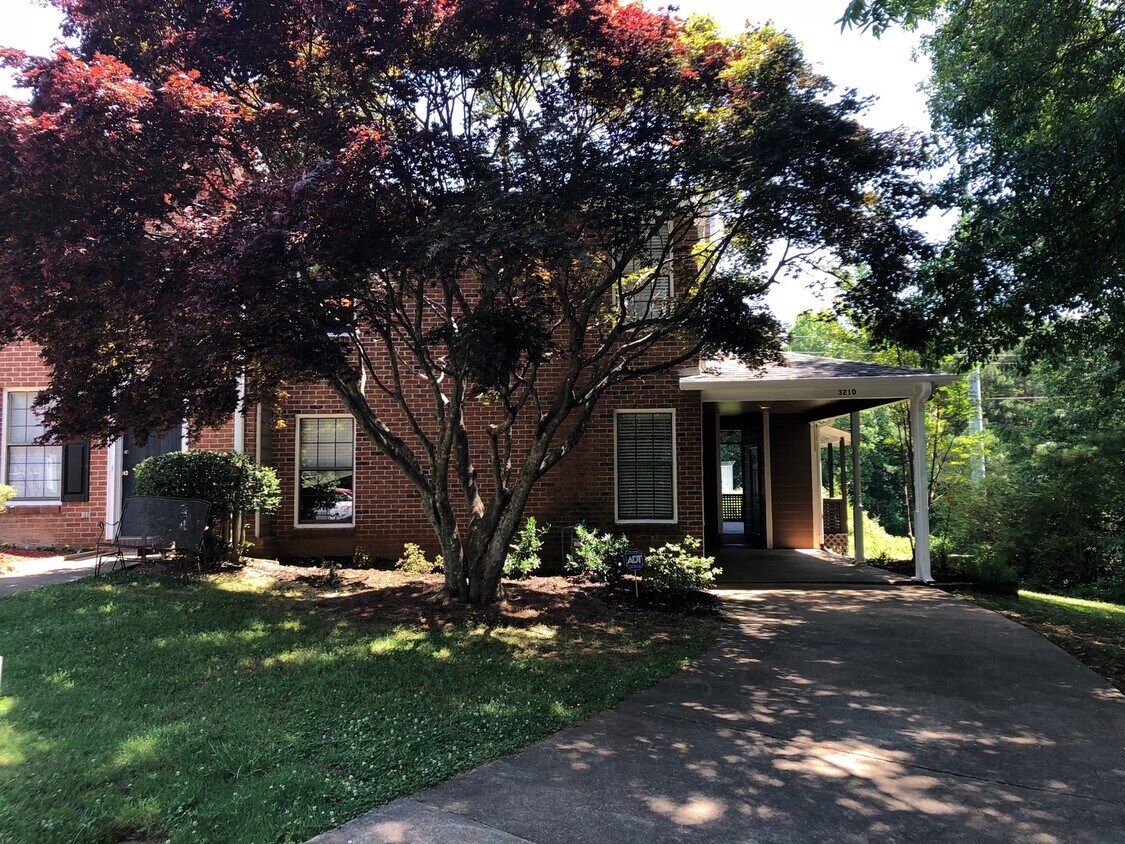 Foto principal - Updated 2bd/2ba Townhome Walking Distance ...