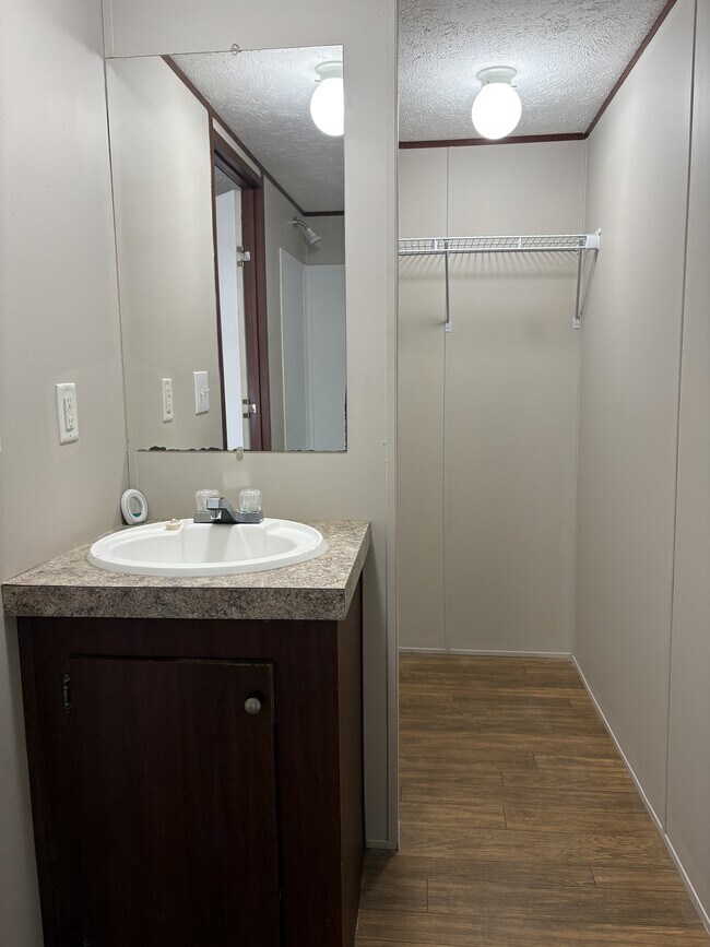 Building Photo - 603 Aster Bend