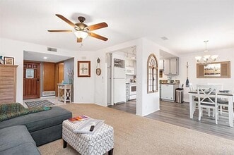 Building Photo - 520 Via De La Valle