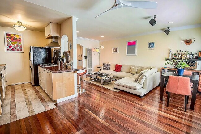 Foto del edificio - "Charming 1-Bedroom Retreat in Prime Santa Monica Location – Welcome Home!"