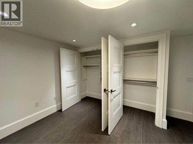 Photo du bâtiment - 947 Forest Hills Dr