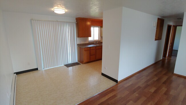 Dining room - 832 E Juniper St