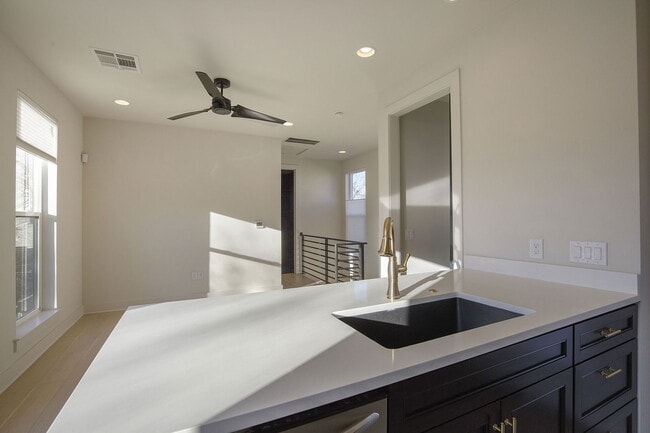 Building Photo - 1708 Perez St