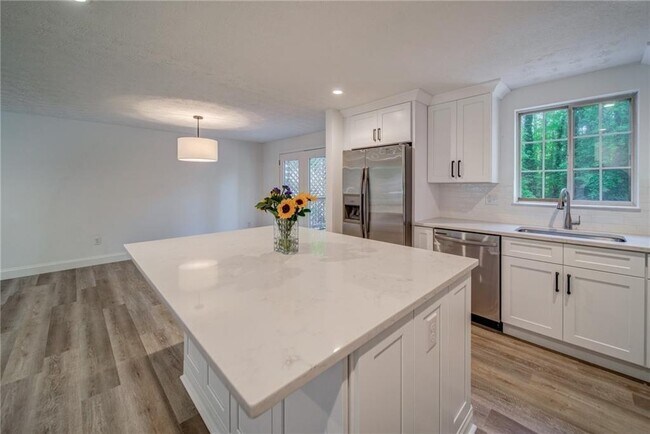 Building Photo - 305 Hembree Forest Cir