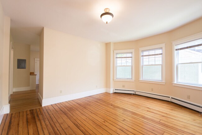 Living room has bay windows - 17 Lincoln St