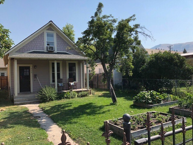 Foto principal - Classic Northside Home with fenced yard an...