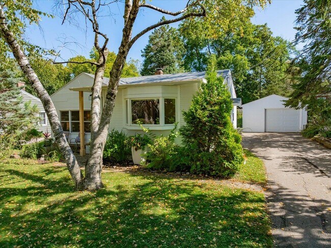 Foto del edificio - 401 Merrill Crest Dr