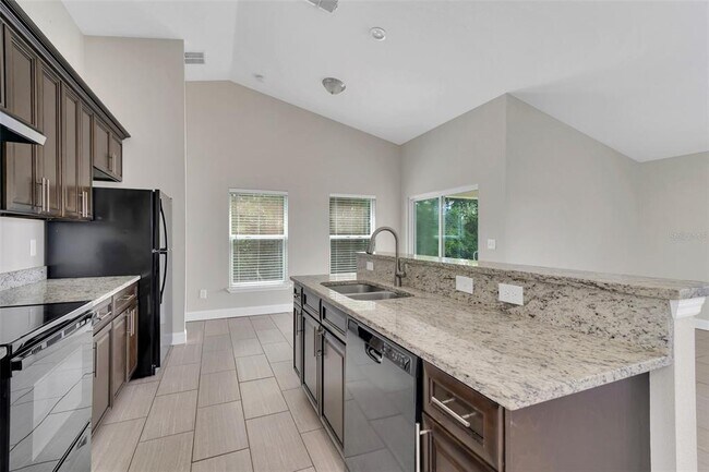 Building Photo - 2036 Hillview Cir