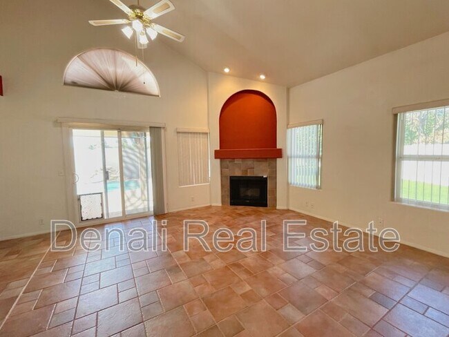 Foto del edificio - 4237 E Jason Dr