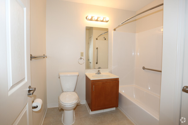 Baño - South Pointe Senior Apartments