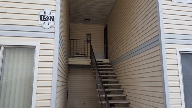 Building Photo - VERY NICE 2 BED/1 BATH 2ND FLOOR CONDO - N...
