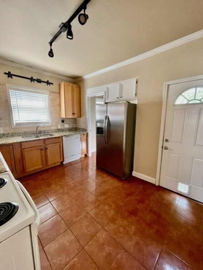 Foto del edificio - Introducing WesleyHeights401, a charming 3-bedroom, 2-bathroom house located in the heart of Char...