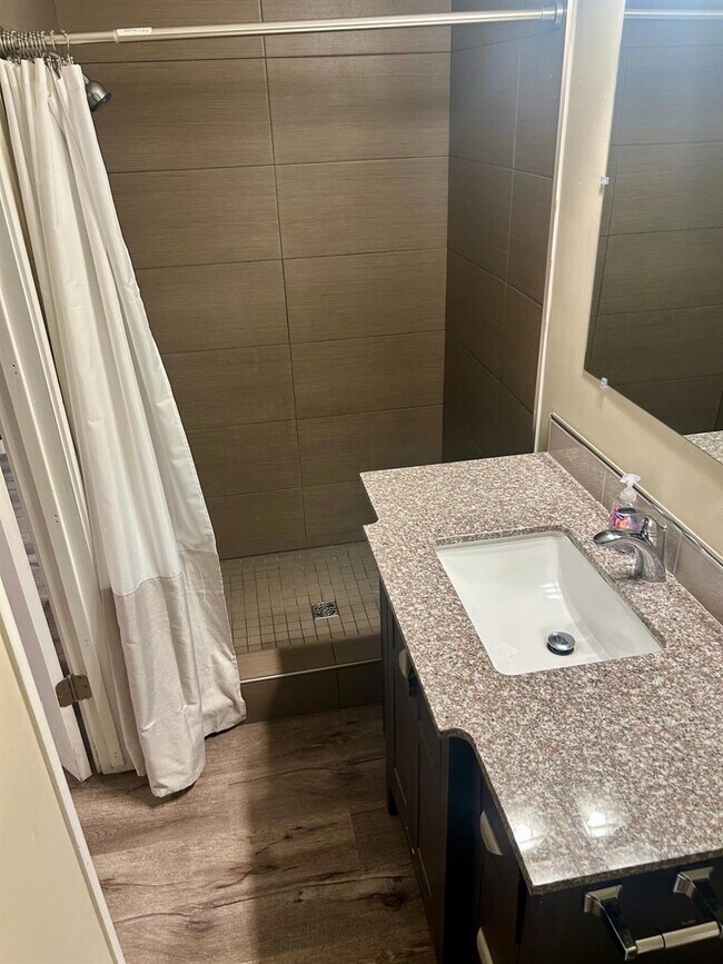 Foto del edificio - 650 W Donner Ave