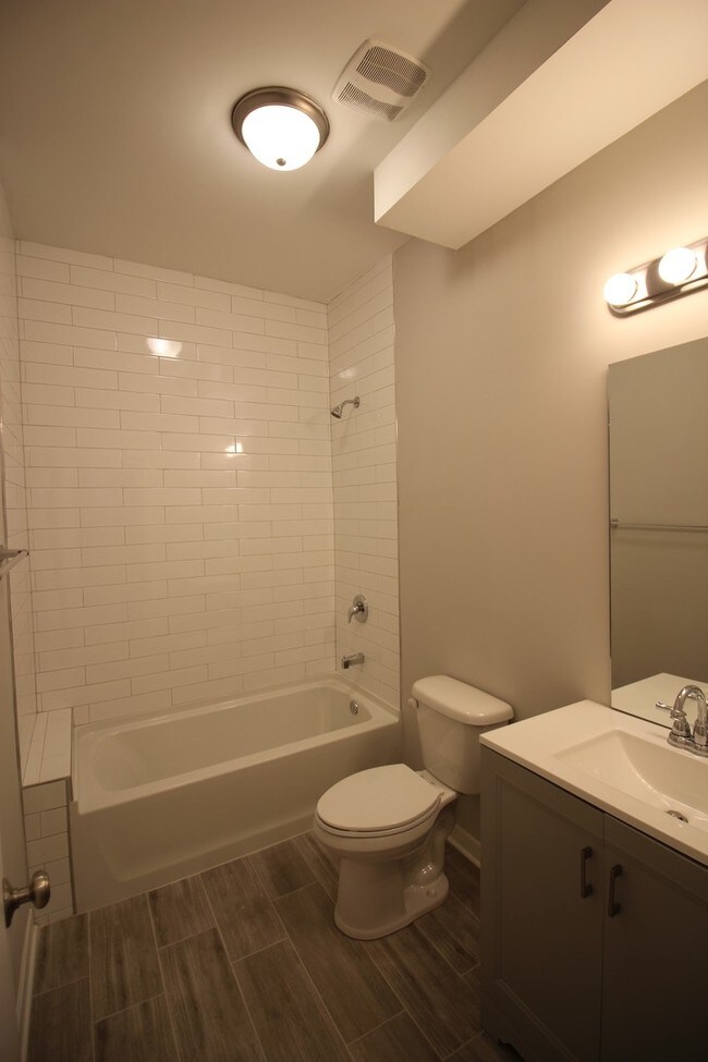 Building Photo - 3640 W Diversey Ave